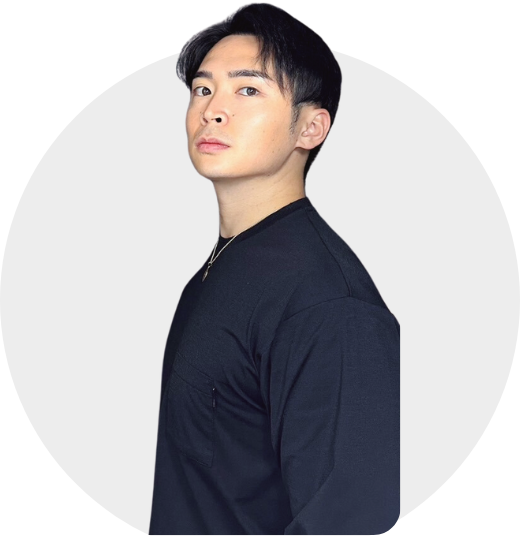 作業着を着た男性が手を握り、微笑んでいる様子